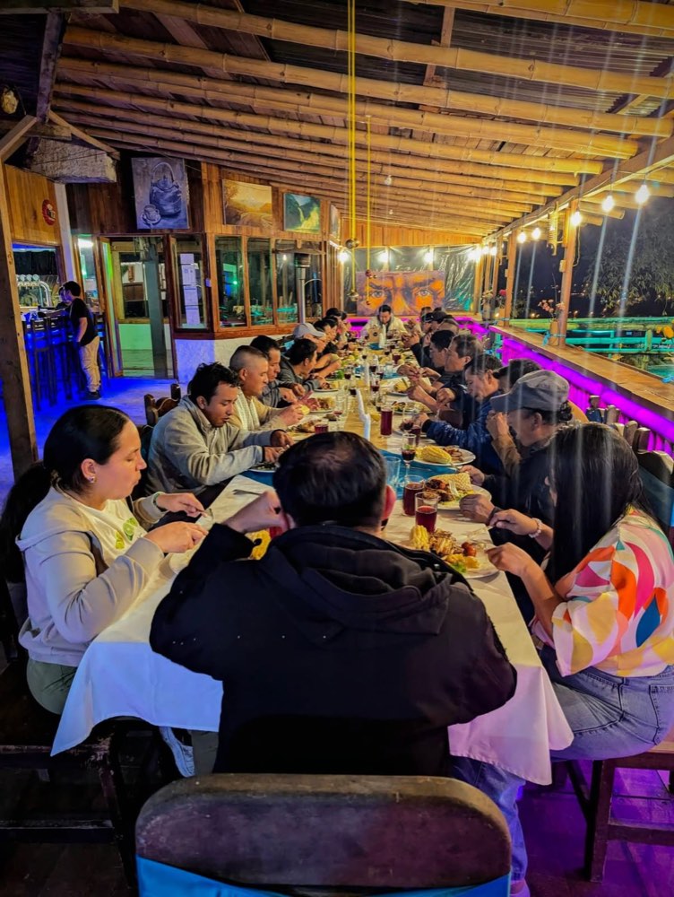 Cena grupal para familias amigos y organizaciones en Coyote Hostería