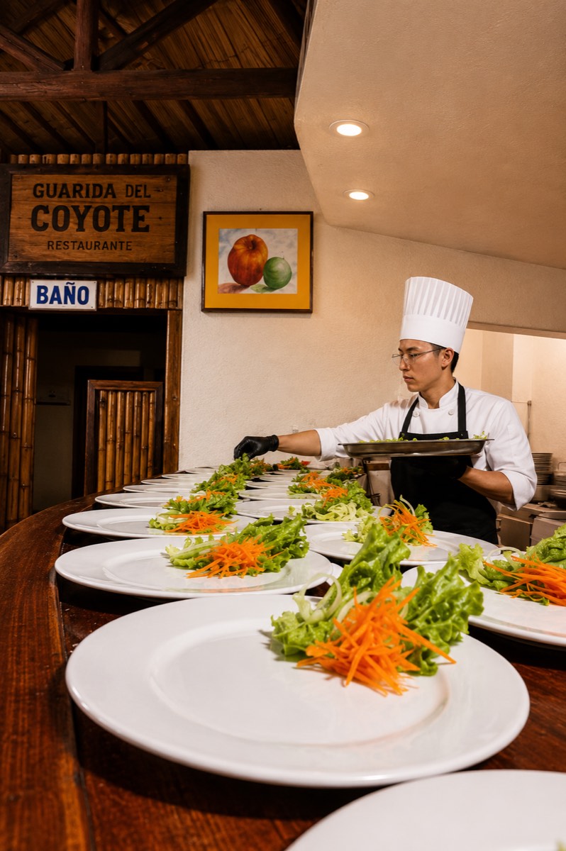 Chef preparando cenas y eventos en La Guarida del Coyote Hostería