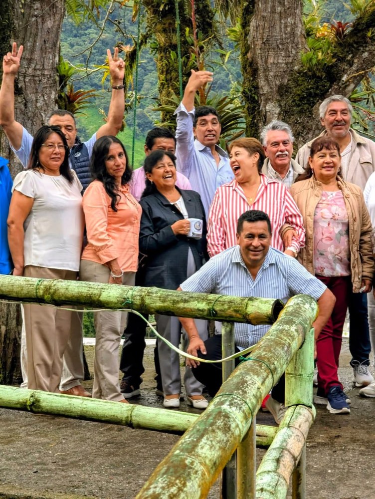 Familias y grupos compartiendo en el mirador de La Guarida del Coyote