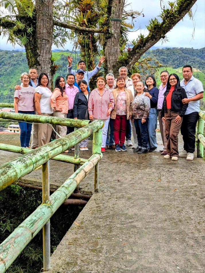 Grupo familiar en el mirador natural de La Guarida del Coyote Hostería en El Chaco