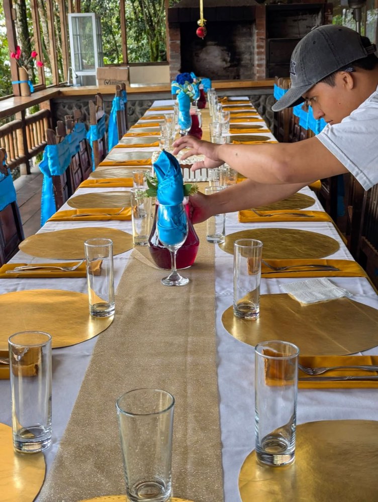 Montaje de mesa para eventos y cenas en restaurante de Coyote Hostería