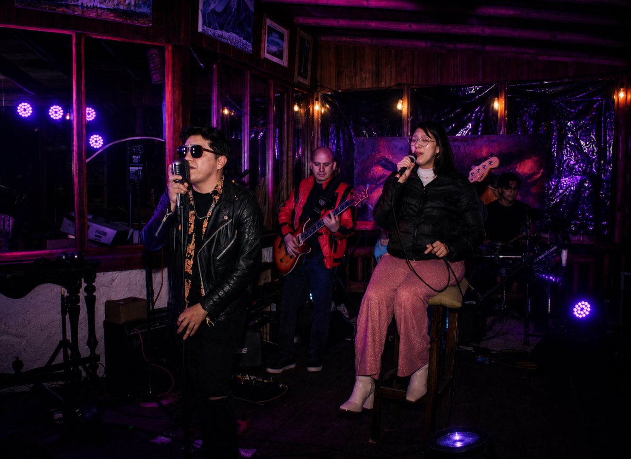 Banda de música en vivo en Coyote Studio café bar de La Guarida del Coyote Hostería