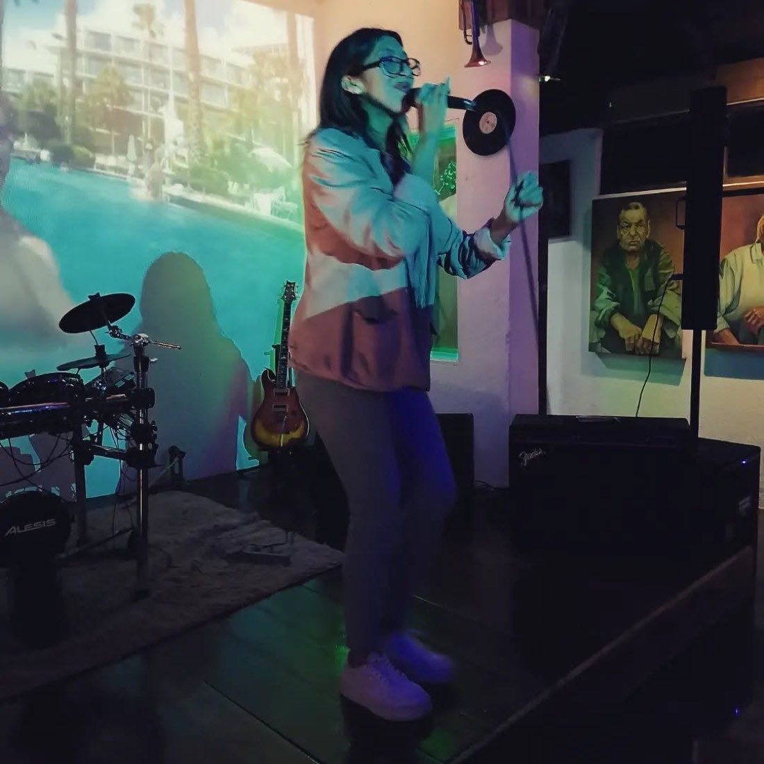 Cantante en vivo en Coyote Studio de La Guarida del Coyote Hostería