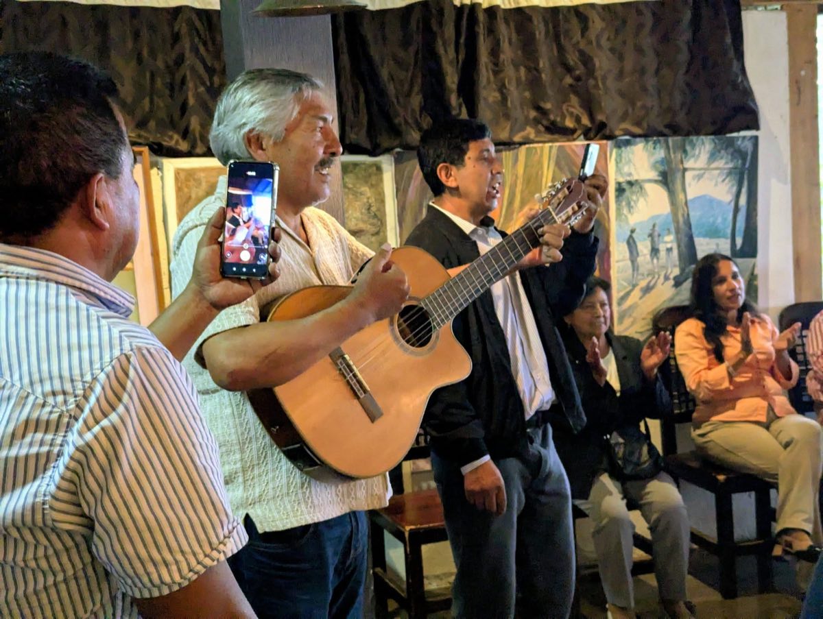Música acústica con guitarra en evento privado de Coyote Hostería