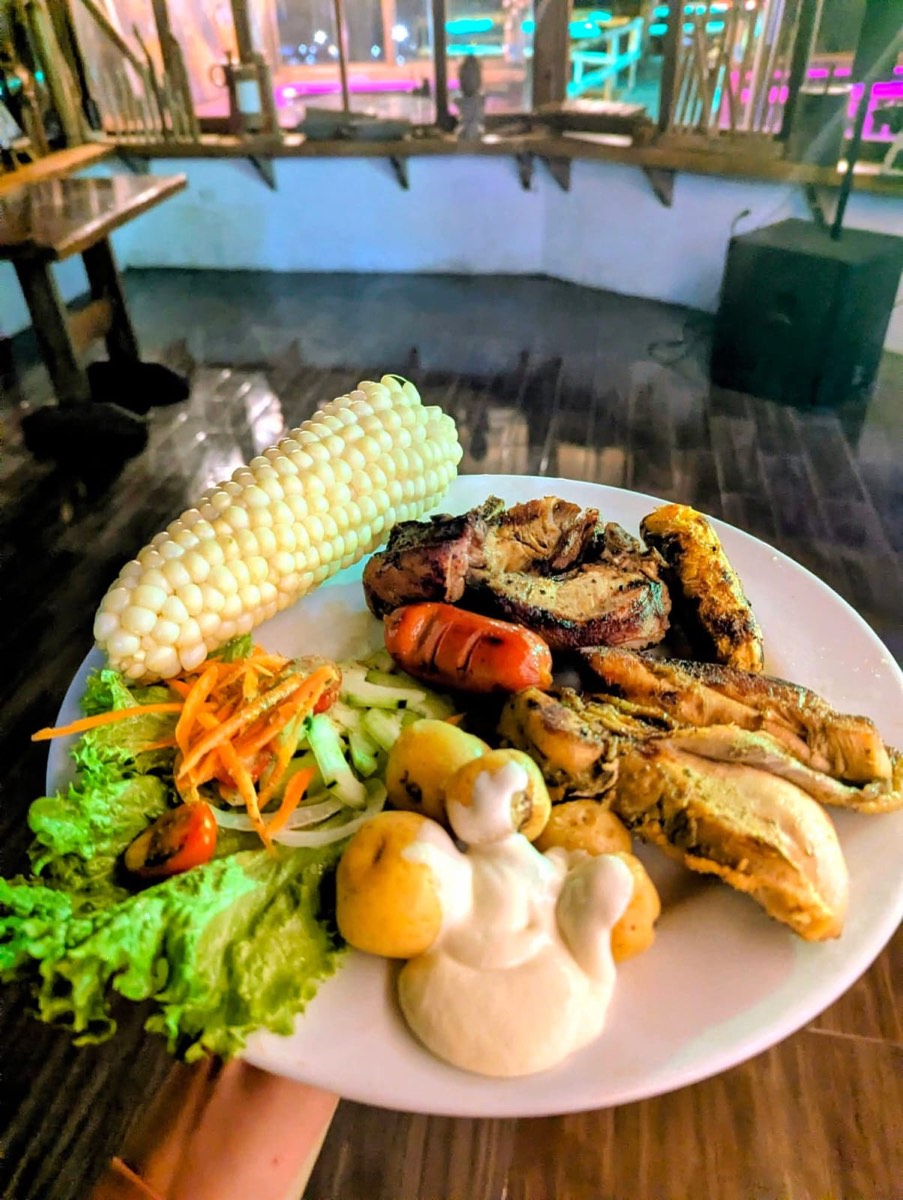 Platos a la carta y parrillada en restaurante de Coyote Hostería en El Chaco