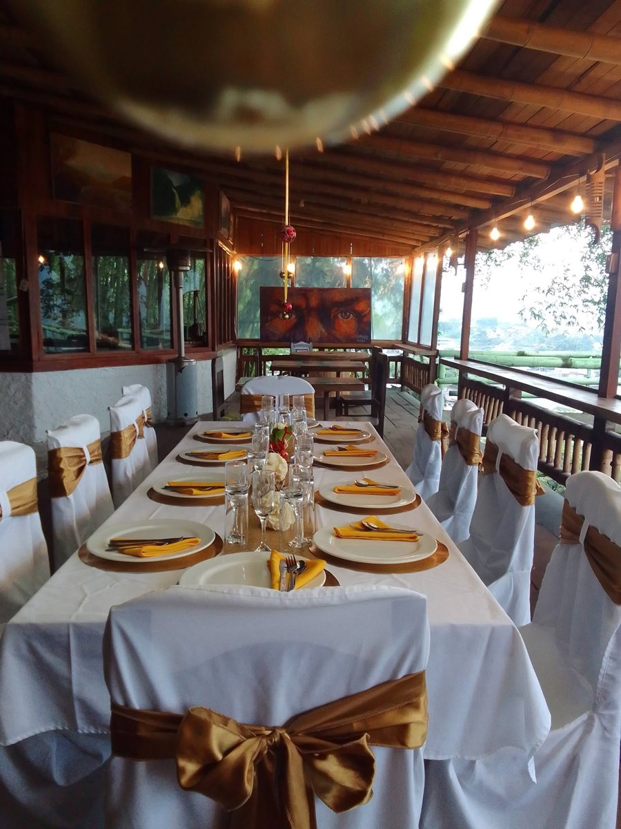 Montaje de mesa para picnic y eventos privados en Coyote Hostería
