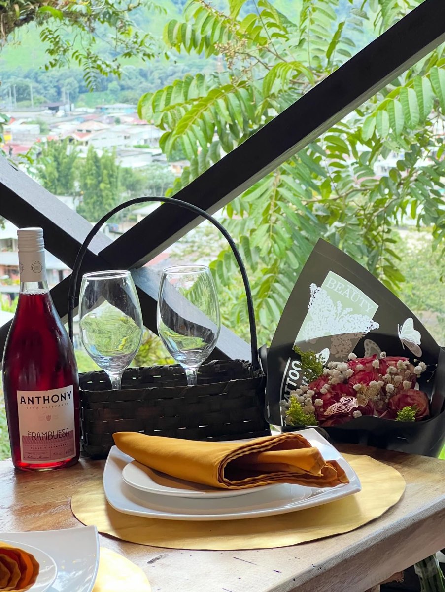 Detalles de vino flores y mesa para picnic en Coyote Hostería